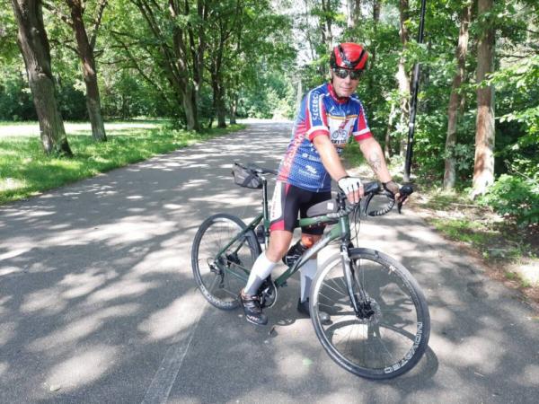 Przejechał „na jednej nodze” ponad 7 tys. km. Został najlepszym rowerzystą w Metropolii Bydgoszcz. „Wszystko siedzi w głowie”