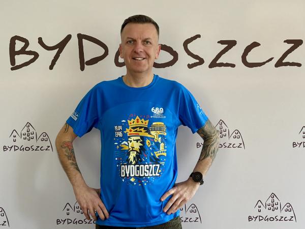 Jubileuszowa koszulka Bydgoskiego Biegu Urodzinowego 2026 – pobiegnij i zabierz ją ze sobą do domu